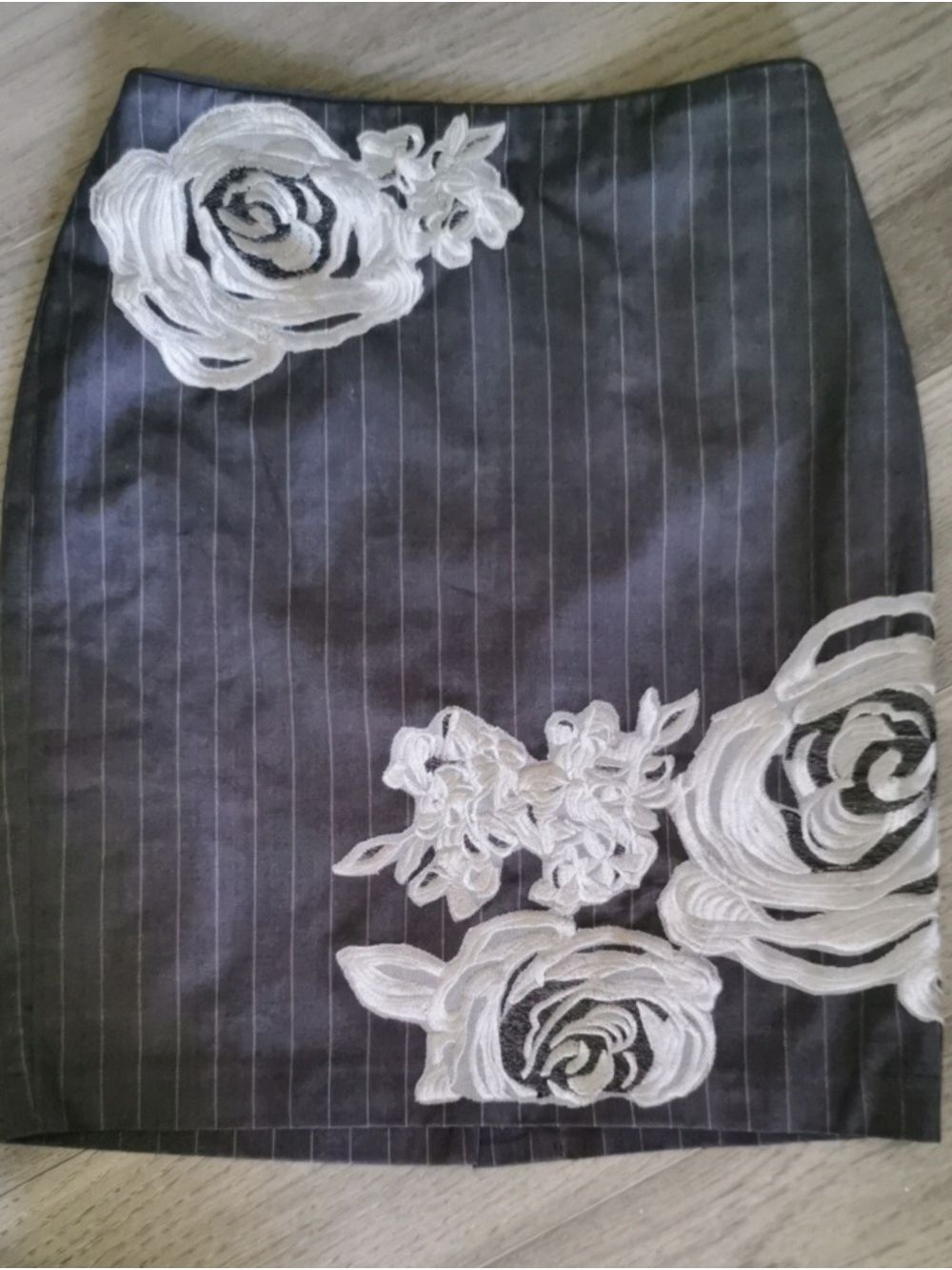 Peter Nygard Grey Y2K Pinstripe Pencil Skirt with Grey Floral Appliqué. Size 8